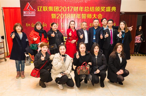 217永信贵宾会服务表包公司与董事长及夫人合影.jpg 217永信贵宾会服务表包公司与董事长及夫人合影.jpg