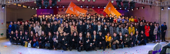 217永信贵宾会集团整个员工合影留想.jpg 217永信贵宾会集团整个员工合影留想.jpg