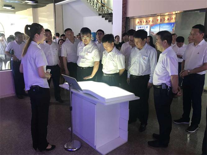 各位辅导在履历虚构翻书.jpg 各位辅导在履历虚构翻书.jpg