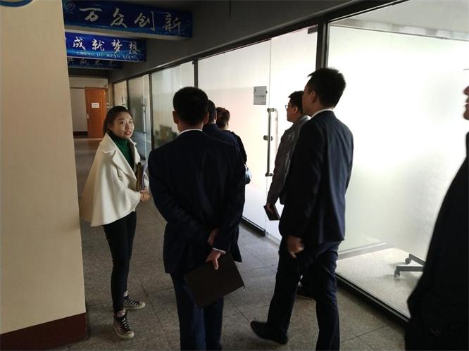 参观入驻企业.jpg 参观入驻企业.jpg