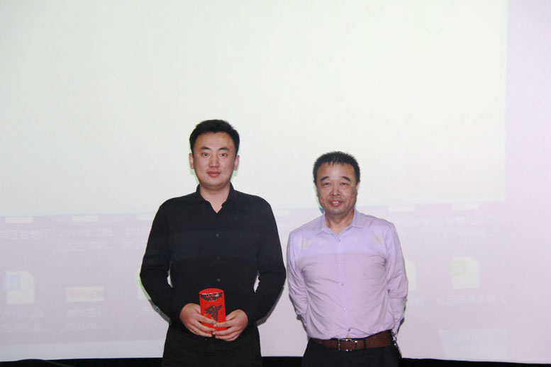 董事长为217永信贵宾会数据北京公司颁奖.jpg 董事长为217永信贵宾会数据北京公司颁奖.jpg