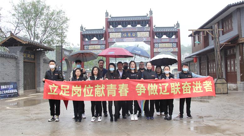 在白乙化电影影视基地合影留想.jpg 在白乙化电影影视基地合影留想.jpg