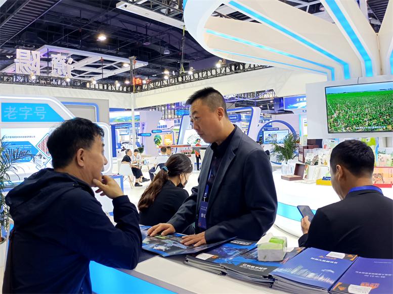 企业以及媒体到217永信贵宾会信息展区洽谈2.jpg 企业以及媒体到217永信贵宾会信息展区洽谈2.jpg