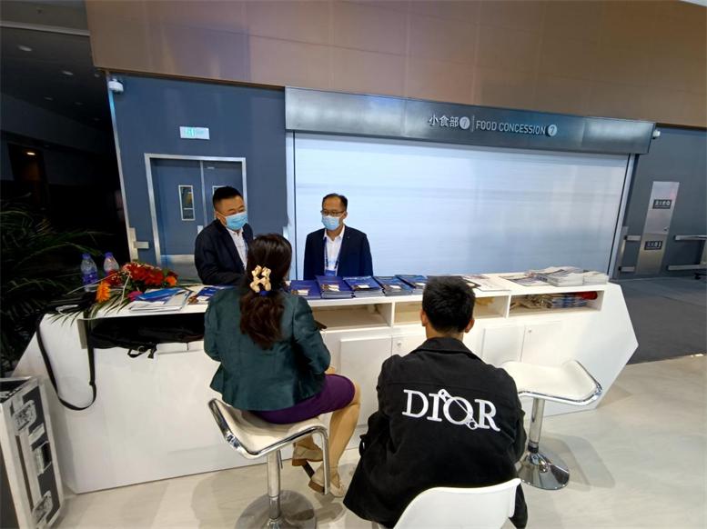 企业以及媒体到217永信贵宾会信息展区洽谈.jpg 企业以及媒体到217永信贵宾会信息展区洽谈.jpg